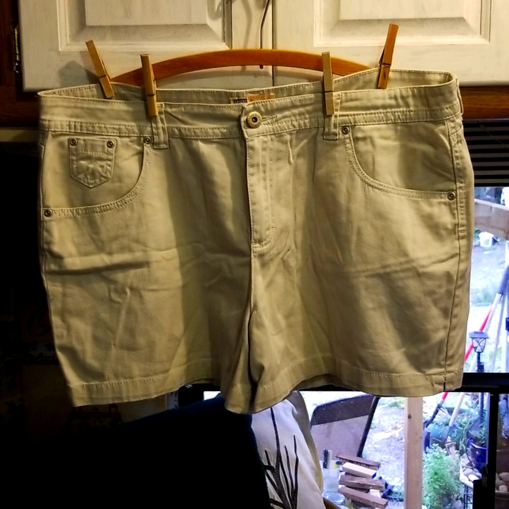 Sz 18 "Faded Glory" Cream Shorts